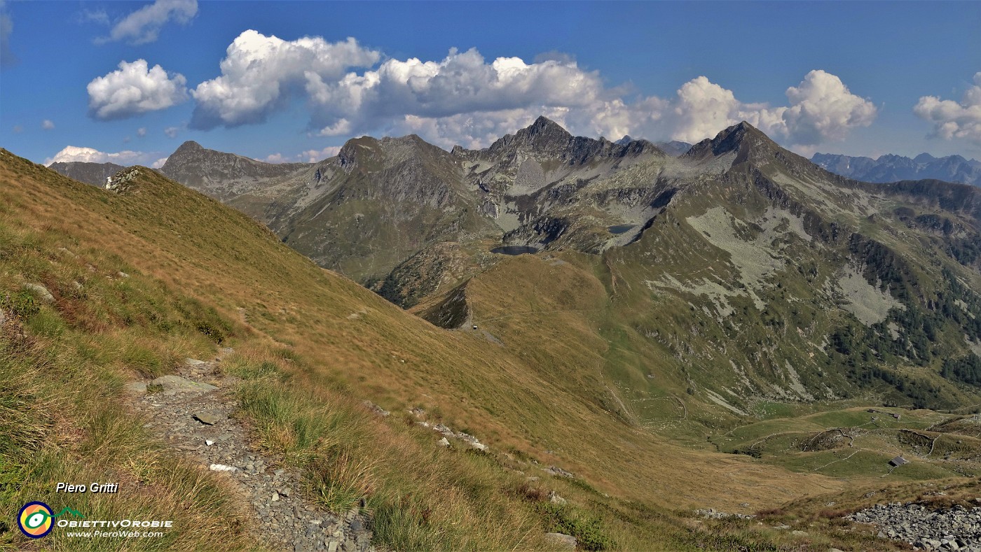 52 In decisa salita per Cima di Lemma con vista versoi  Laghi di Porcile di Valle Lunga.jpg